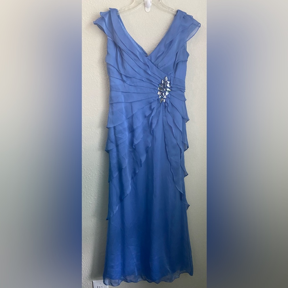 NWOT Chiffon Long VNeck Ruffle Women’s Evening Formal Wedding/Prom Gown Size 6